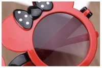 Óculos de Sol Infantil Mundo Minnie cor Vermelho c/ Preto - Importado    - Foto 5