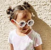 Óculos de Sol Infantil Flor cor Branco - Importado - Foto 2