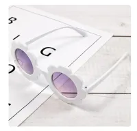 Óculos de Sol Infantil Flor cor Branco - Importado - Foto 5