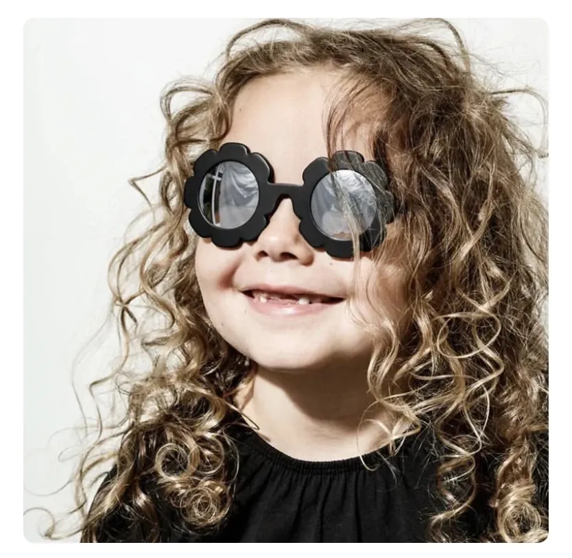 Óculos de Sol Infantil Flor cor: Preto com lente levemente espelhada - Importado