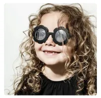 Óculos de Sol Infantil Flor cor: Preto com lente levemente espelhada - Importado