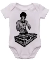 Body Bebê Infantil Bruce lee DJ Homem Ferro - Foto 3