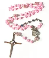 Terço Com Até 5 Nomes Aparecida Em Pérolas Rosas 8mm - Foto 5