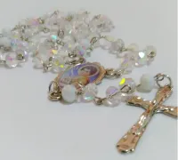 Terço São João Batista Cristal 8mm Cruz Strass Theco  - Foto 2