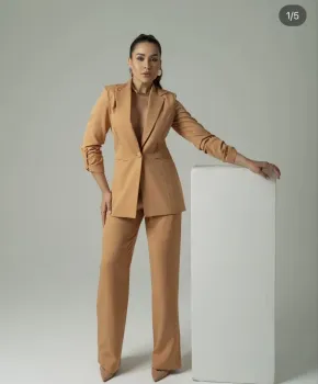 Conjunto: Blazer e calça bege