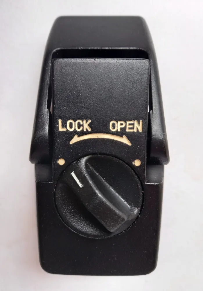 Trava Capo Tampa Compartimento Motor Jet Ski Kawasaki X-2 650 JF650 X2 650 1986 a 1993 OEM 27016-3706 Imagem