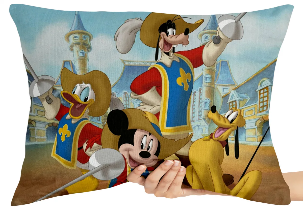 Capa de Almofada ou Travesseiro Disney mosqueteiros mickey pluto pateta