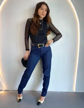 CALÇA JEANS MOM CINTURA ALTA E ELASTANO - AZUL (TAMANHO 42) - Foto 2