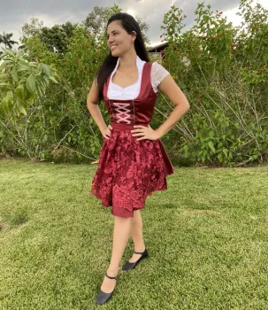 Vestido bordô com avental 