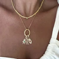 Pingente Menina Cravejada com Pedra Central - Ouro 18k - Foto 3