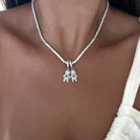 Pingente Menina Cravejada com Pedra Central - Ródio Branco - Foto 3