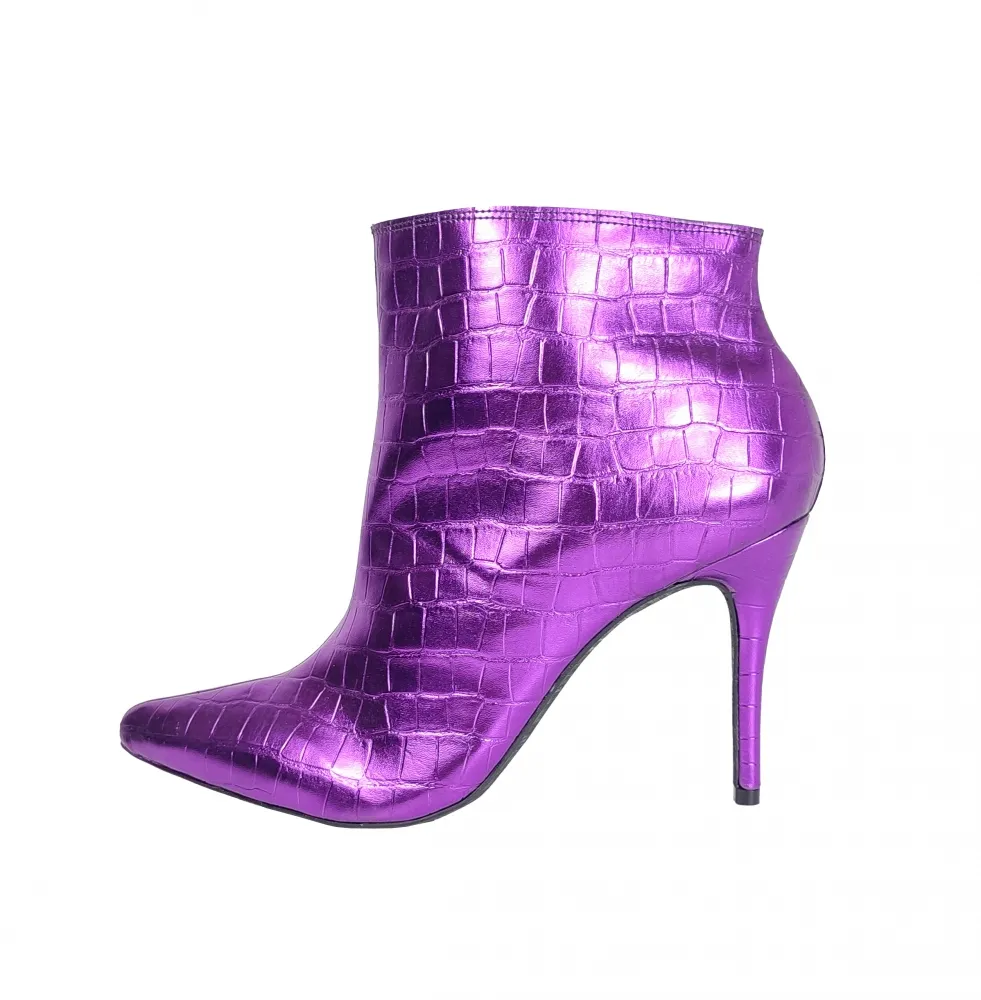 Ankle Boot Aisha Crocodilo Metalizado Roxo com Numeração Especial em Promoção
