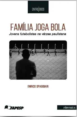 Família joga bola – jovens futebolistas na várzea paulistana