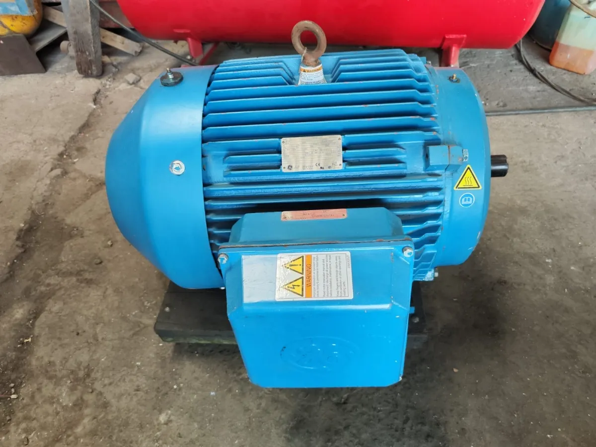 Motor elétrico trifásico GE 60 CV 2 polos 220V/440V SEM USO - C. 63