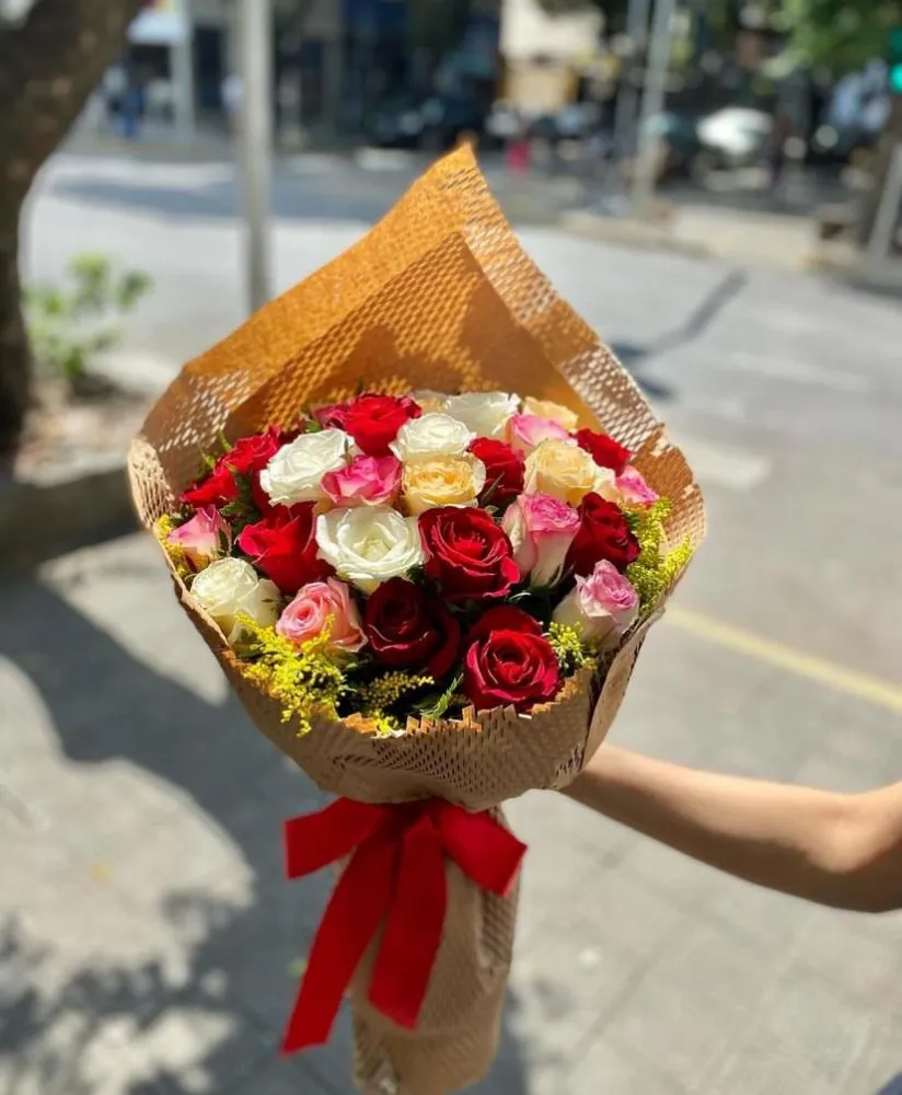Buquê de Rosas Coloridas Tamaho G Imagem