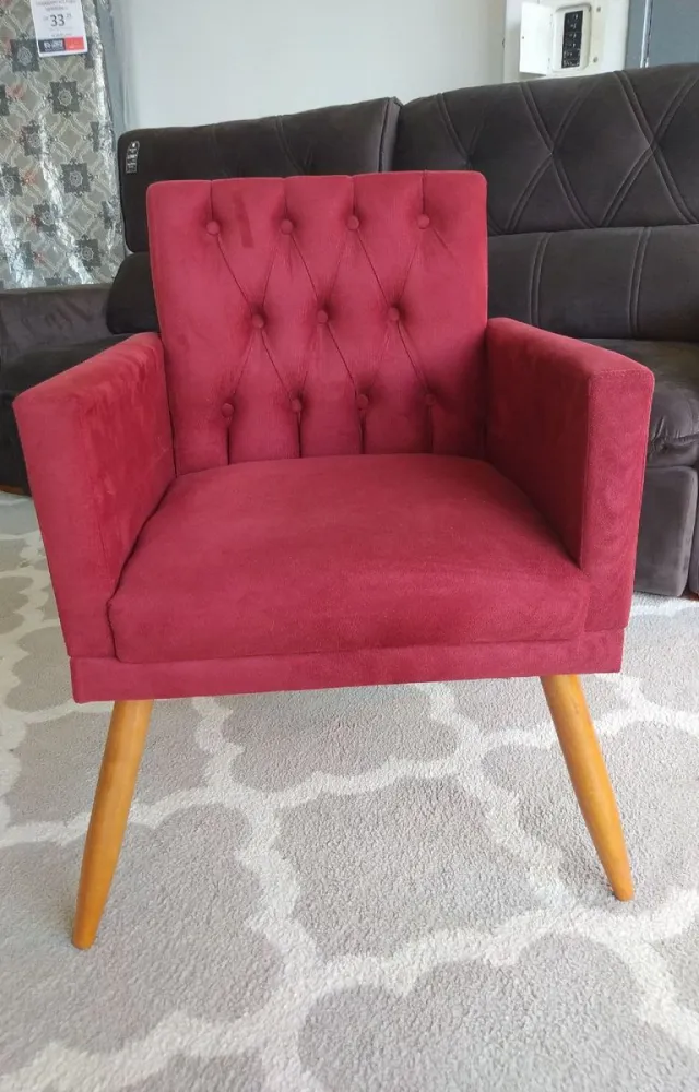 Poltrona decorativa capitonê com pés em madeira reforçada vermelha marsala Imagem