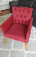 Poltrona decorativa capitonê com pés em madeira reforçada vermelha marsala - Foto 2