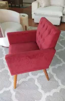 Poltrona decorativa capitonê com pés em madeira reforçada vermelha marsala - Foto 3