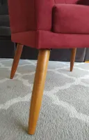 Poltrona decorativa capitonê com pés em madeira reforçada vermelha marsala - Foto 4