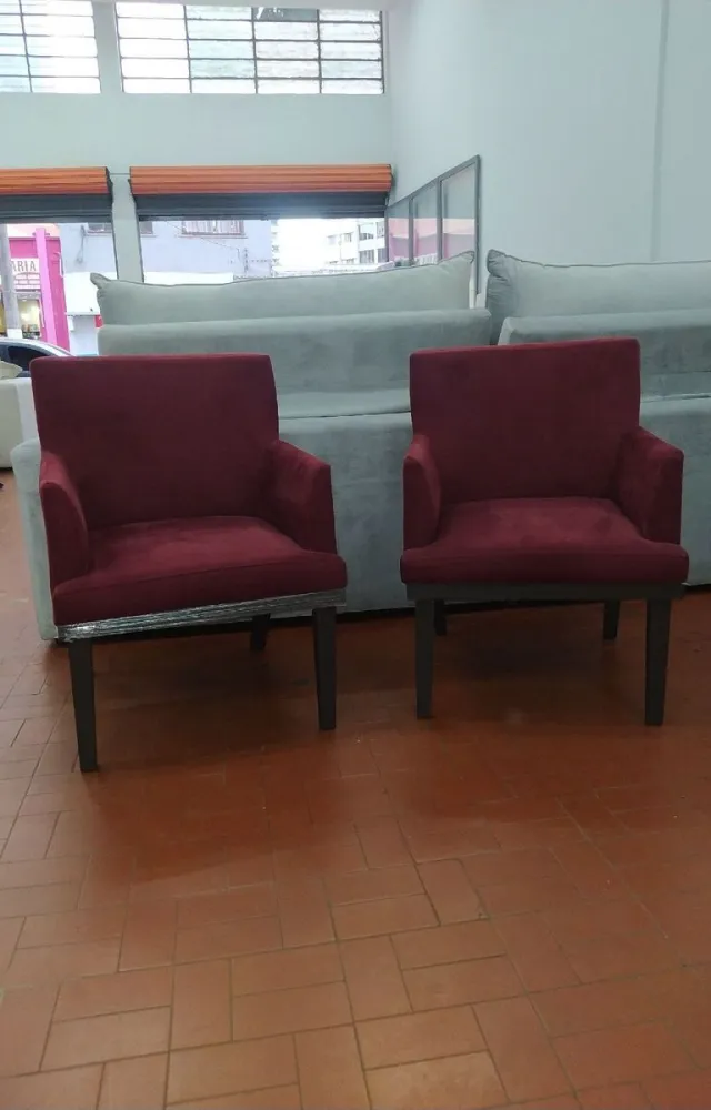 kit com 2 poltronas decorativa suede bordô com pés em madeira tabaco