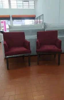 kit com 2 poltronas decorativa suede bordô com pés em madeira tabaco