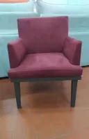 kit com 2 poltronas decorativa suede bordô com pés em madeira tabaco - Foto 2