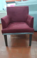 kit com 2 poltronas decorativa suede bordô com pés em madeira tabaco - Foto 3