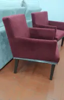 kit com 2 poltronas decorativa suede bordô com pés em madeira tabaco - Foto 5