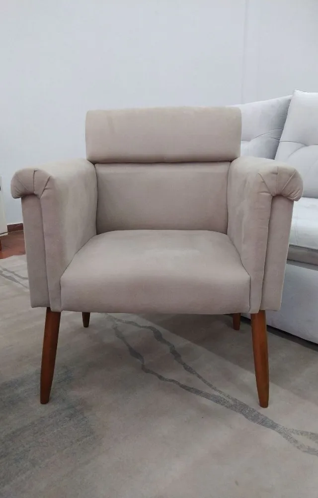 poltrona decorativa suede bege com pés em madeira reforçado
