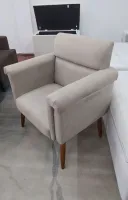 poltrona decorativa suede bege com pés em madeira reforçado - Foto 2