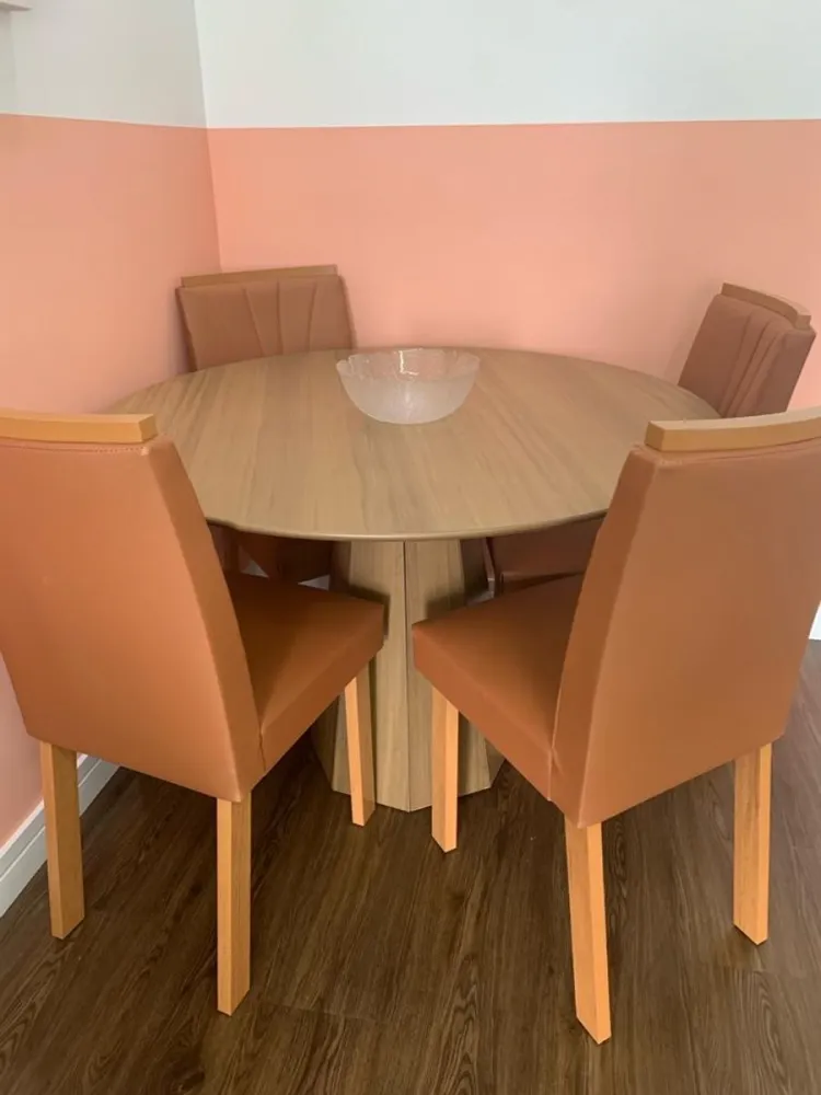 Mesa redonda com 4 cadeiras com 3 mesas de uso