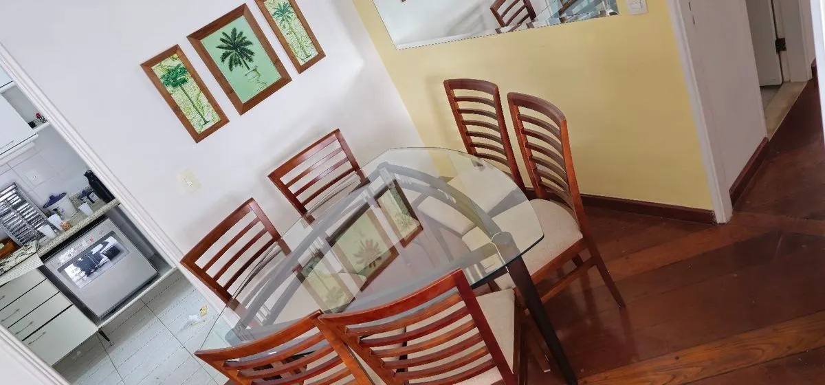 mesa triangular com 6 cadeiras