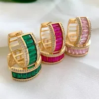 Brinco argolinha casual e sútil para todos os seus momentos dourado banhado a ouro pedras cravejadas cristal com cor ao redor zircônias transparente antialérgico semijoia de luxo. 