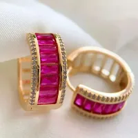 Brinco argolinha casual e sútil para todos os seus momentos dourado banhado a ouro pedras cravejadas cristal com cor ao redor zircônias transparente antialérgico semijoia de luxo.  - Foto 2