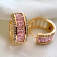 Brinco argolinha casual e sútil para todos os seus momentos dourado banhado a ouro pedras cravejadas cristal com cor ao redor zircônias transparente antialérgico semijoia de luxo.  - Foto 4