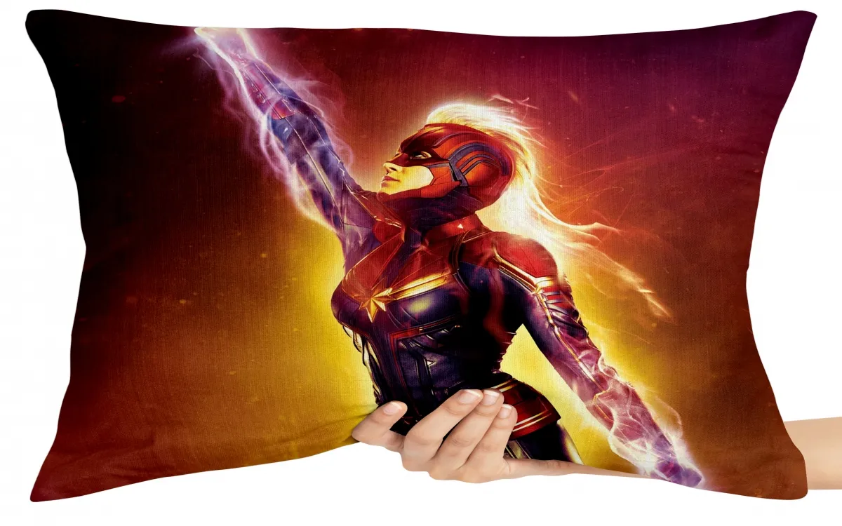 Capa de Almofada ou Travesseiro Capitã Marvel voando Imagem