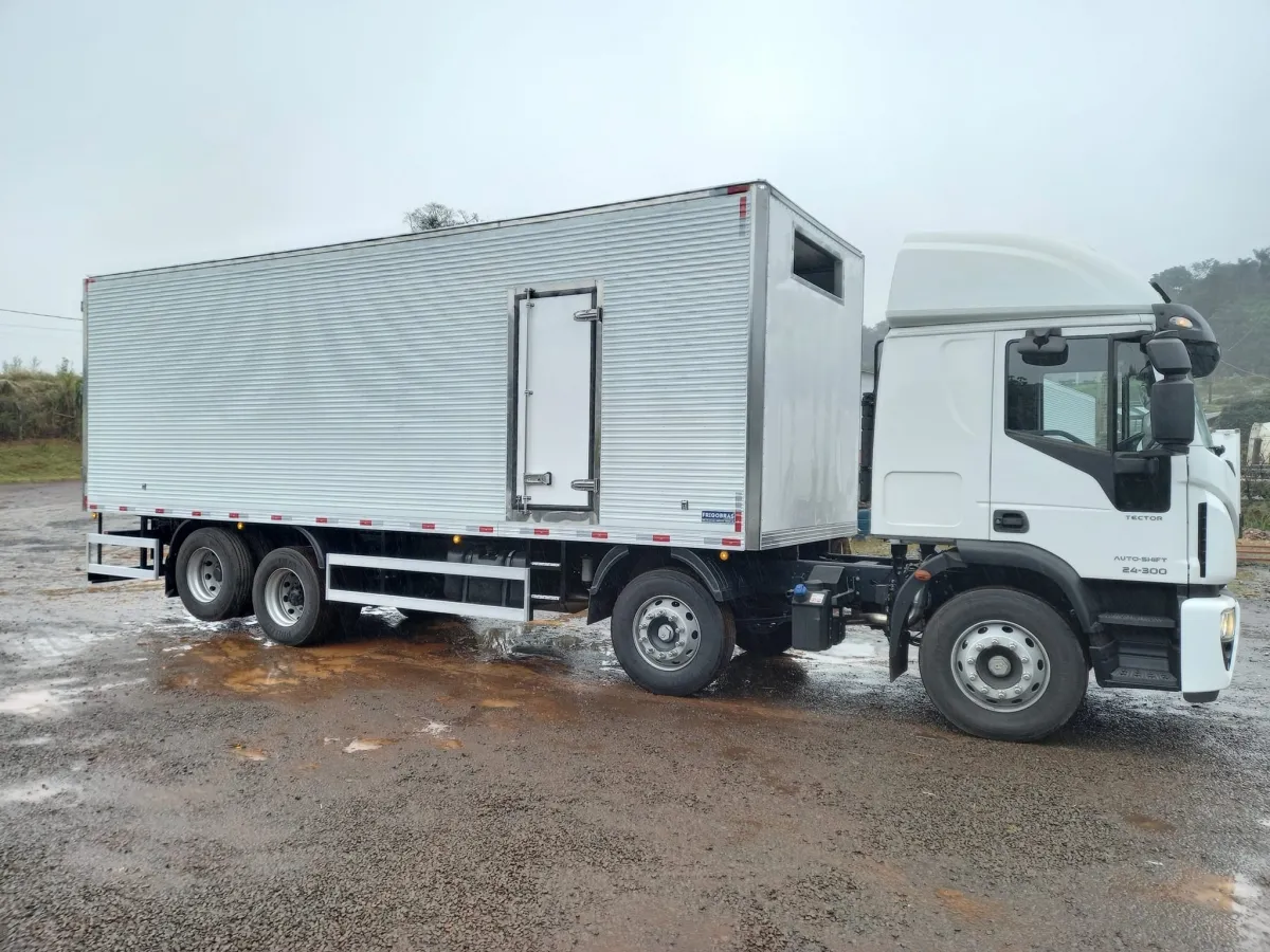 Ref BFG 850 Baú frigorífico B Truck gancheiro metálico