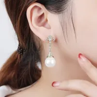 Brinco Coleção pérola pedras micro zircônias cravejadas uma combinação clássica e elegante, antialérgico semijoia de luxo. - Foto 2
