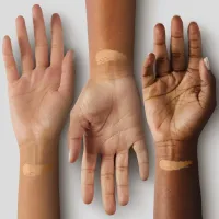 Base Maybelline Instant Age Rewind Eraser Treatment Makeup FPS 18 Cor 220-  20ml - Foto 5