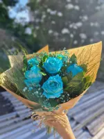 Buquê Médio com 6 Rosas Naturais – Brancas, Azuis, Lilás, Cor de Rosa ou Amarelas - escolha a cor da sua preferência (com Foto Personalizada) - Foto 3