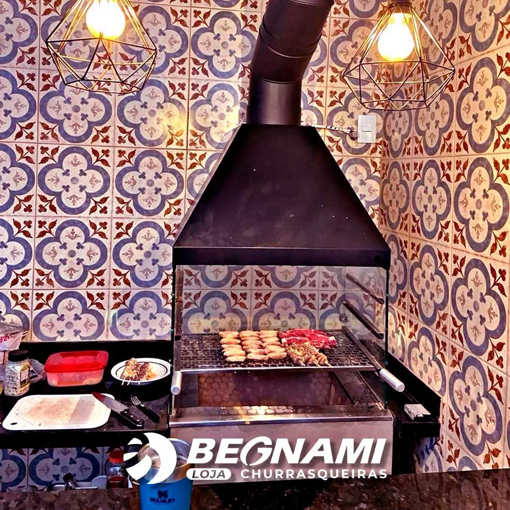 Churrasqueira de vidro com coifa preta e tubo de chaminé Imagem