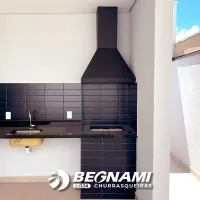 Coifa preta com tubo preto e braseiro de embutir