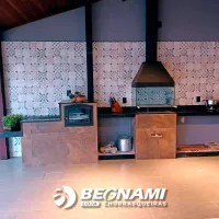 Churrasqueira de vidro com coifa preta em belo ambiente - Foto 2