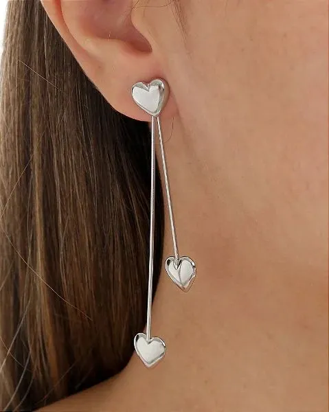 BRINCO EM AÇO CIRÚRGICO EAR JACKET 3 CORAÇÕES 8,5CM Imagem