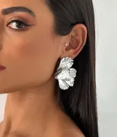 Brinco grande com design de folha orgânica e sem pedras são uma escolha encantadora para quem busca uma peça elegante antialérgico semijoia de luxo exclusiva. - Foto 2