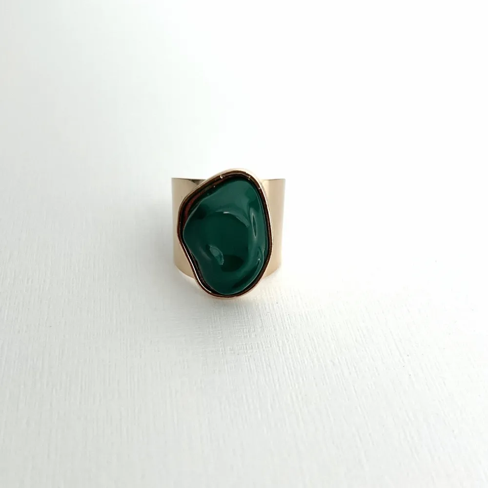 Anel Ajustável Grosso com Pedra Resinada Orgânica Verde