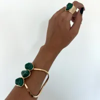 Bracelete Grosso Trio Pedras Resinadas Orgânicas Verde - Foto 5