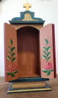 Lindo  Oratório  Em Madeira Pintado A Mão Estilo Barroco 33 X 16 cm - Foto 2