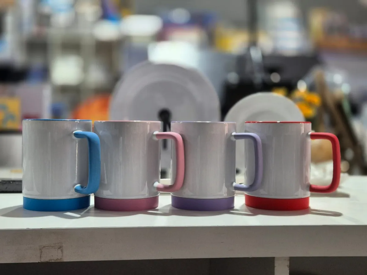 CANECA CERAMICA 325ML BRANCA ALÇA SFT BASE SILICONE INTERNA ALÇA COLORIDA