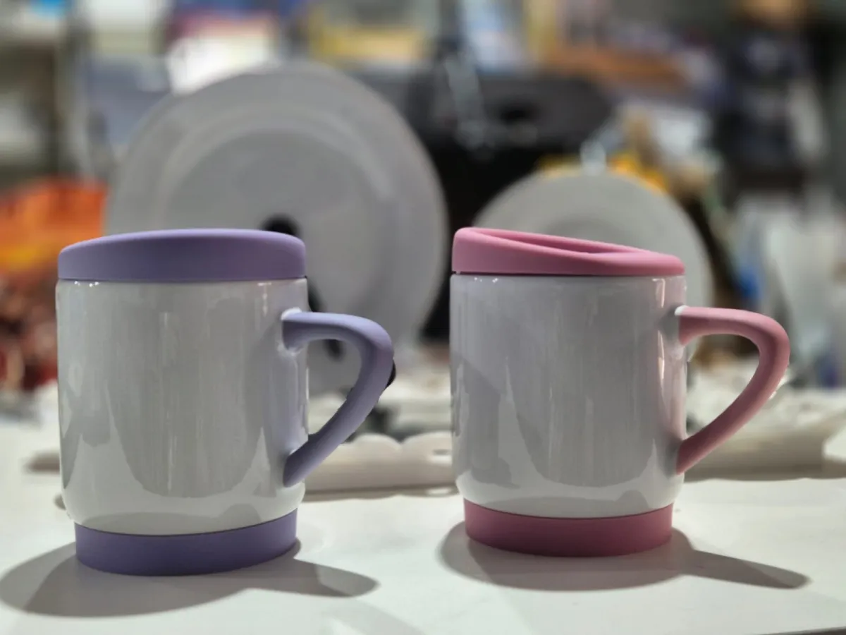 CANECA CERAMICA BRANCA ALÇA SFT BASE TAMPA SILICONE COLORIDA 350ML